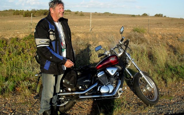 Kobus du Toit langs sy Honda Steed motorfiets, waarmee hy vele winterritte na Sutherland al aangepak het